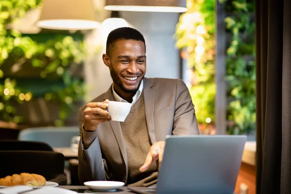 Mann sitzt in Café und trinkt Tasse Kaffee — Stockfoto