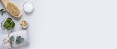 Gri arka planda eko banyo aksesuarları ve kozmetik ürünleri
