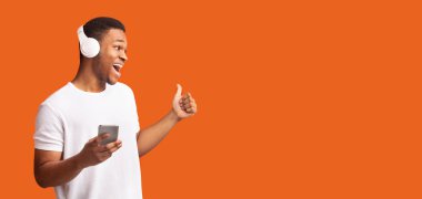 Kablosuz kulaklıklı afro adamın yan görüntüsü