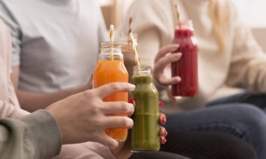 Tanımlanamayan kadınlar renkli sağlıklı detoks smoothie içiyorlar.