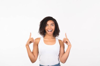 Gülümseyen afro kadın boşluğu işaret ediyor