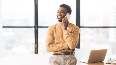 Cep telefonuyla konuşan mutlu afro işadamı