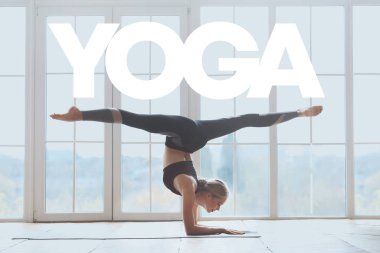 Sportif bir kadın, dirsekleriyle bacaklarıyla dengede duruyor. Yoga harfleri.