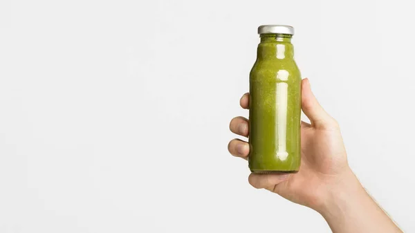 Vrouwelijke hand houden groente detox smoothie op wit — Stockfoto