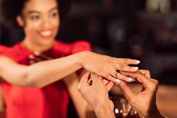 Homem irreconhecível colocando anel de noivado na mão das mulheres interior — Fotografia de Stock
