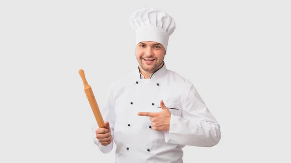 Chef Man Holding Rolling Pin de pie sobre fondo blanco, Panorama — Foto de Stock