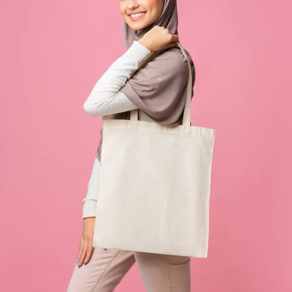 Gambar Mockup gadis muslim memegang kanvas kosong tas tote — Stok Foto