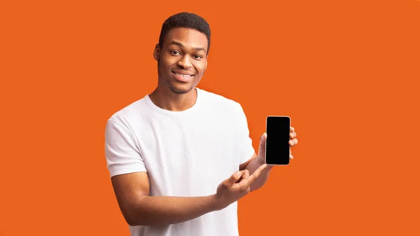 Afro-Typ zeigt leeren schwarzen Handybildschirm — Stockfoto