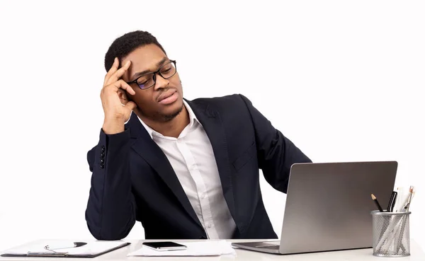 Gerente afro-americano exausto sentindo-se triste e desesperado — Fotografia de Stock