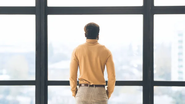 Un solo gerente negro mirando por la ventana —  Fotos de Stock