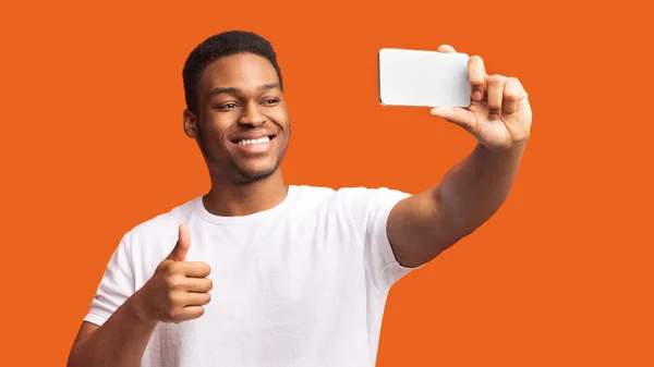 Headshot of afro guy taking selfie at studio — 스톡 사진
