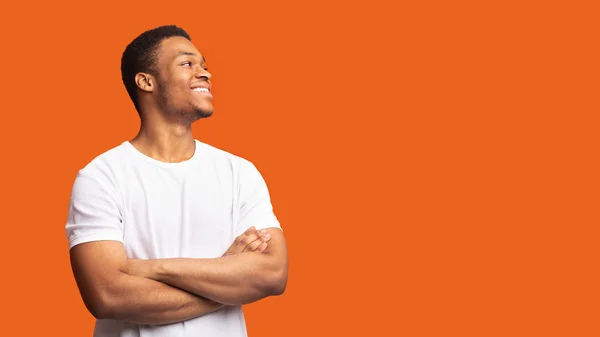 Sorrindo retrato do perfil do homem preto no fundo laranja — Fotografia de Stock