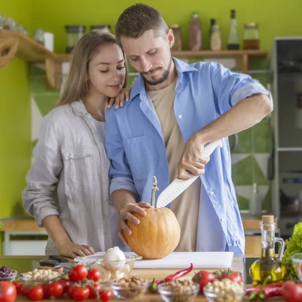 Glada par förbereder hälsosam vegetarisk pumpa soppa — Stockfoto