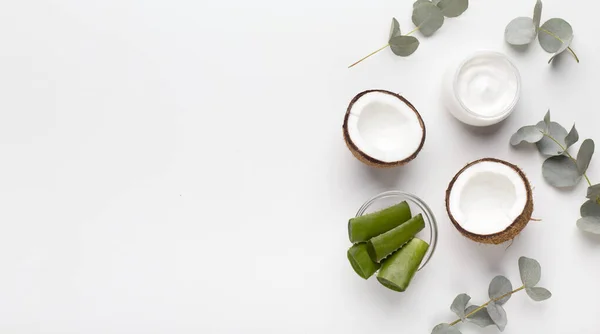 Natuurlijke kokoscrème met aloë sap voor huidverzorging — Stockfoto