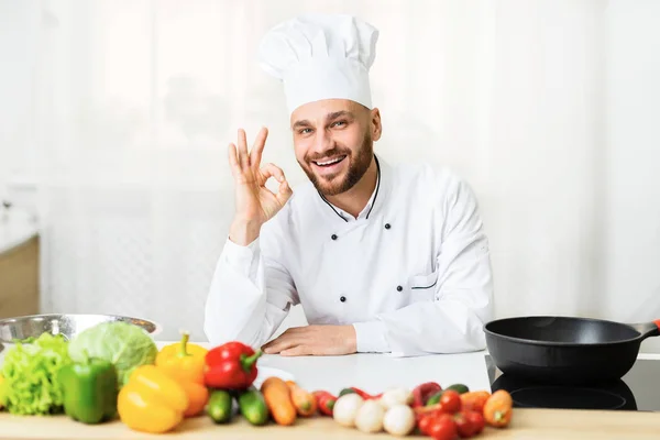 Happy Chef Man Gesturing Ok Pózování v kuchyni — Stock fotografie