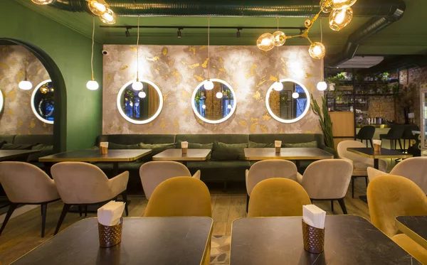 Interior restoran modern dengan meja dan sofa, dinding hijau muda — Stok Foto