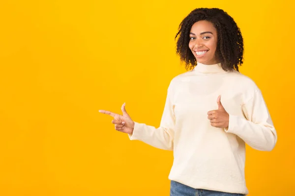 Spännande svart flicka pekar på fritt utrymme för promo — Stockfoto