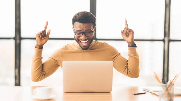 Extatique afro gars trouvé nouvelle bonne idée — Photo