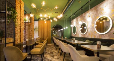 Şehir restoranının ya da kafenin açık modern iç mekanları.