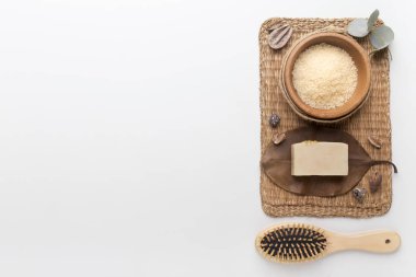 Beyaz sabun, deniz tuzu ve bambu fırçası.