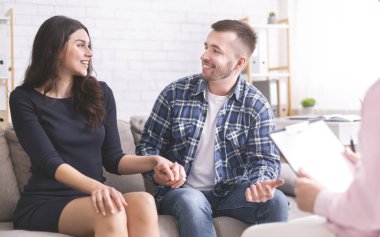 Konsültasyonda birbirlerine gülümseyen binlerce yıllık eşler.