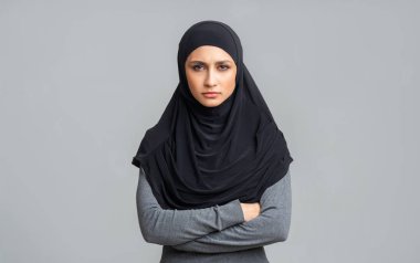 Katlanmış Kollarla Duran Başörtülü Kendine güvenen Arap Kadın