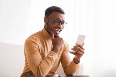 Mutlu Adam Cep Telefonu Sohbeti Çevrimiçi Koltukta Oturuyor