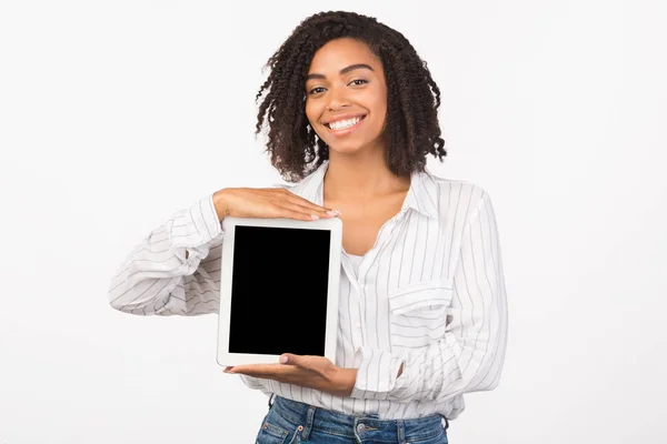 Smiling african american girl presenting new app — 스톡 사진