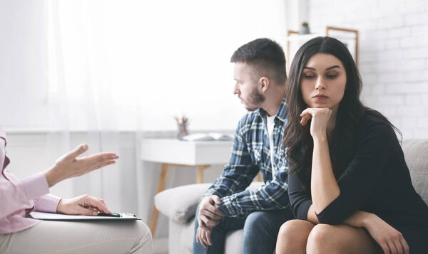 Сумасшедшая пара у семейного терапевта в офисе, панорама
