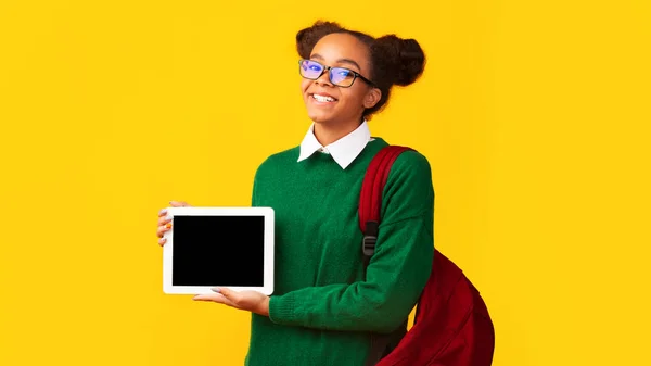 Happy African American nastolatek pokazuje ekran tabletu — Zdjęcie stockowe