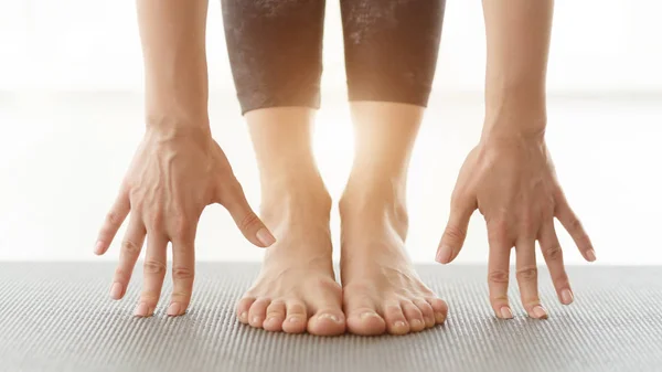 Ruce a nohy ženy cvičení na podložce jógy — Stock fotografie