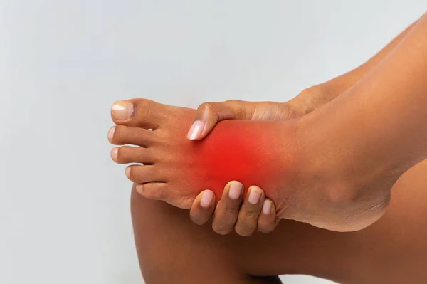 Mulher segurando seu pé doloroso, cãibra, espasmo muscular — Fotografia de Stock