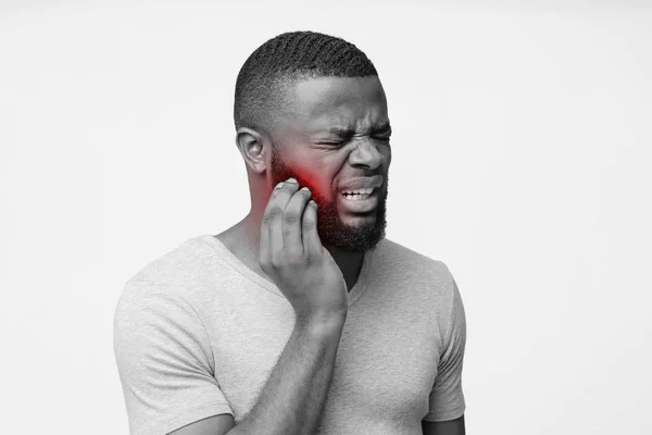 Irritato ragazzo nero che soffre di dolore ai denti — Foto Stock