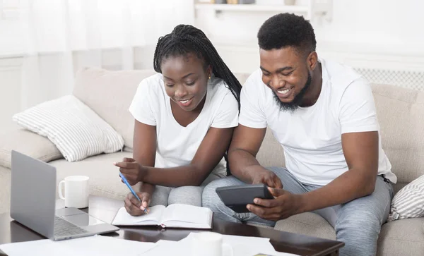 Jovem casal negro planejamento orçamento familiar juntos em casa — Fotografia de Stock