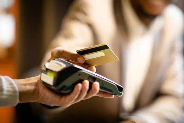 Gerente negro dando tarjeta de crédito a la camarera — Foto de Stock