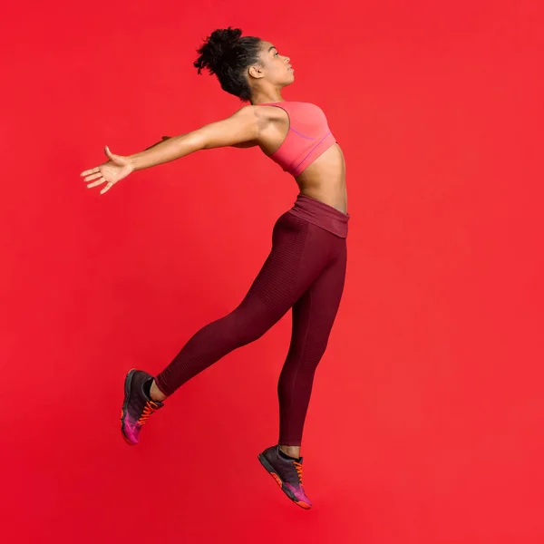 Flessibile ragazza atletica saltando su, allungando il suo corpo — Foto Stock