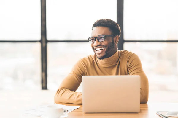 Portret van een knappe Afrikaanse man die opzij kijkt. — Stockfoto