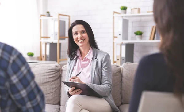 Vriendelijke familiepsycholoog geeft advies aan echtgenoten — Stockfoto