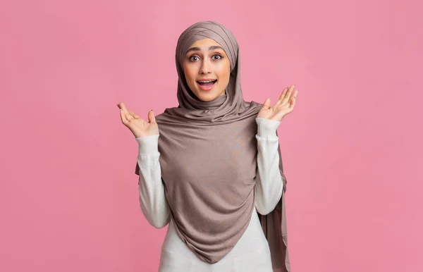 Meglepett muszlim lány hidzsábban, aki csodálkozva realizálja a kezeit. — Stock Fotó