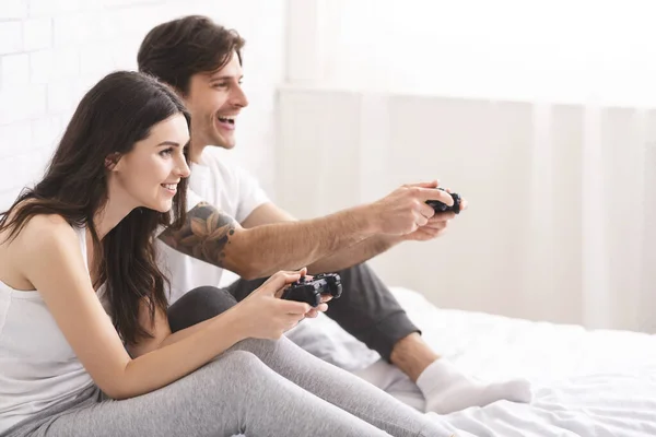 Yeni evliler video oyunu oynuyor, hafta sonunu evde geçiriyor. — Stok fotoğraf