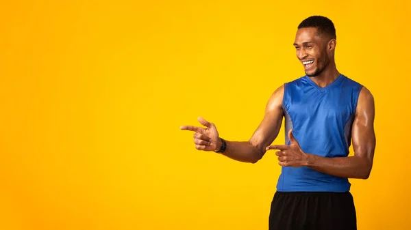 Opgewonden afro sporter wijzen op vrije ruimte voor promo — Stockfoto