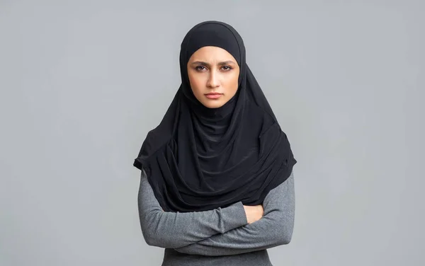 Confident Arabic Lady In Headscarf Standing With Folded Arms — 스톡 사진