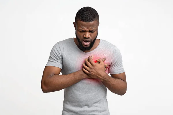 Hombre negro teniendo un ataque al corazón, sosteniendo su pecho — Foto de Stock