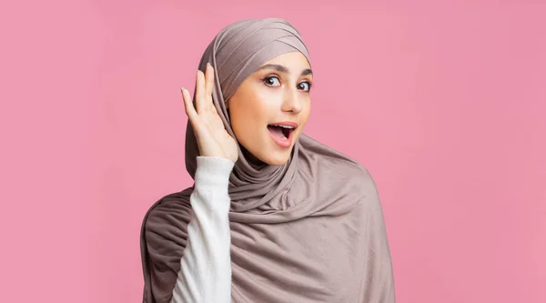 Gadis muslim yang tertarik mencoba mendengar informasi, berpegangan tangan dekat telinga — Stok Foto