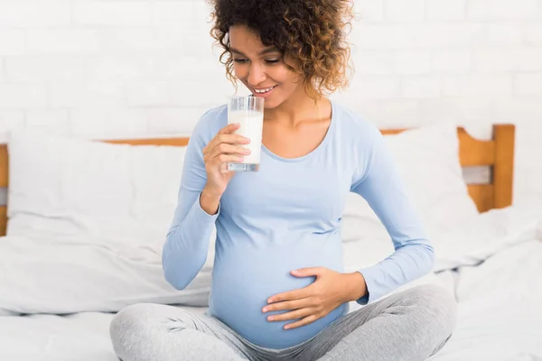 Dieta útil para grávidas. Afro mulher com copo de leite — Fotografia de Stock