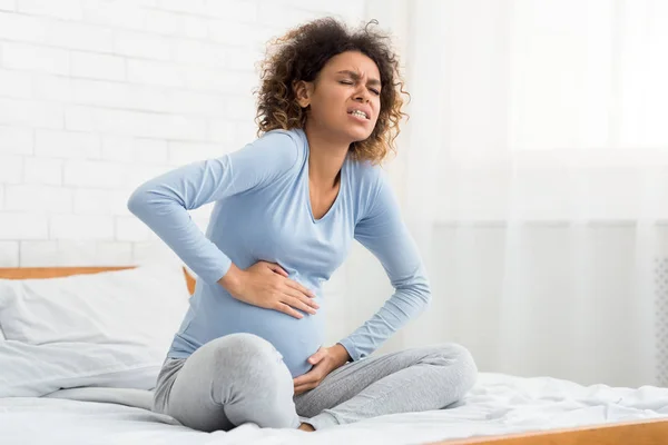 Afro-americano donna incinta che soffre di spasmi allo stomaco — Foto Stock