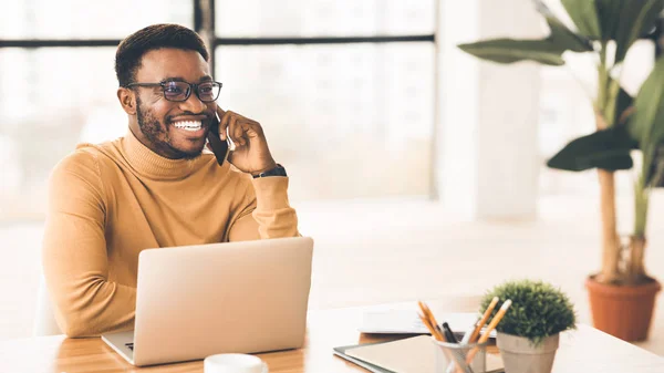 Homme d'affaires noir parlant sur un téléphone portable au bureau — Photo