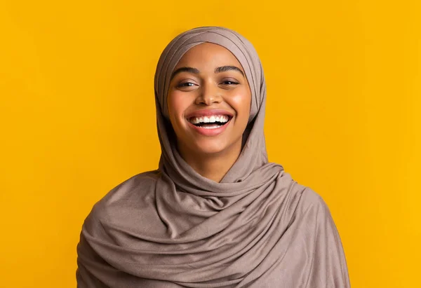 Potret asli tertawa hitam muslim wanita atas latar belakang kuning — Stok Foto