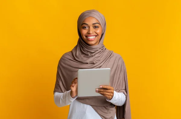 Happy afro muslim wanita dalam hijab dengan tablet digital di tangan — Stok Foto