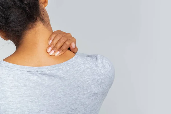Jonge zwarte vrouw voelt zich uitgeput en lijdt aan nekpijn — Stockfoto